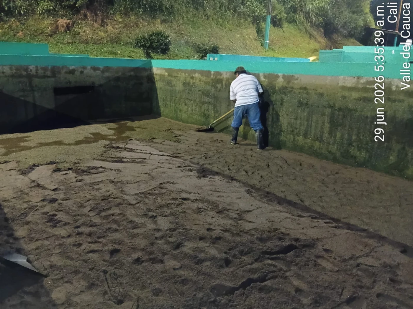 Operario realizando arenado y mantenimiento en los tanques del acueducto de Felidia.