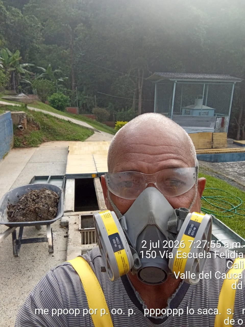Personal realizando mantenimiento en la planta de tratamiento de agua de Felidia.