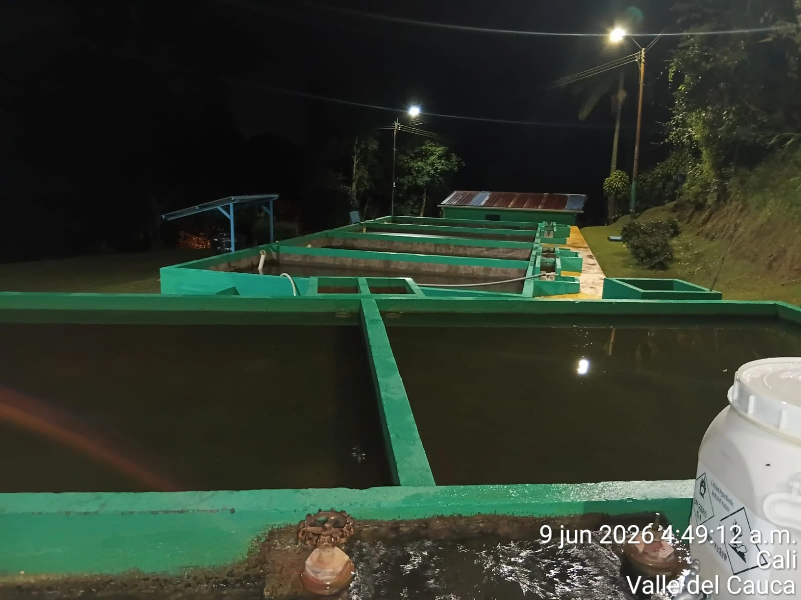 Vista nocturna de la planta de tratamiento de agua del acueducto de Felidia.