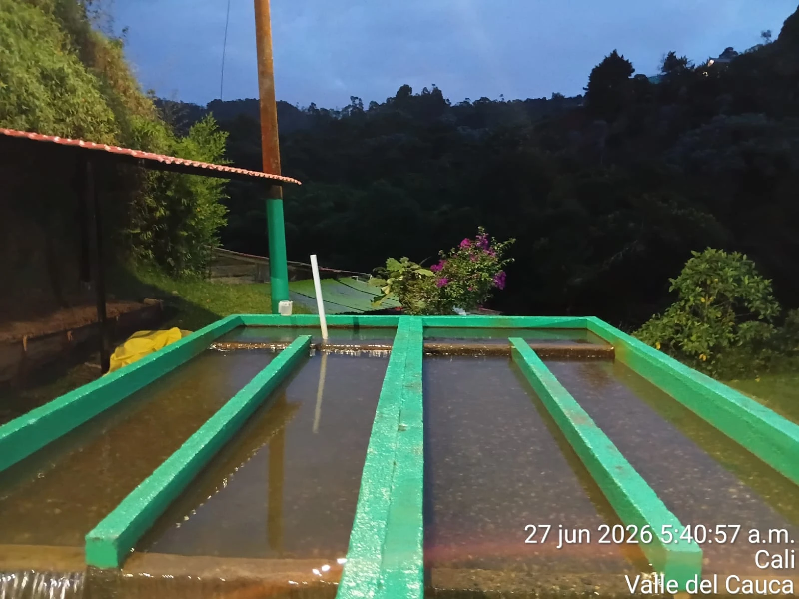 Planta de tratamiento de agua de Felidia en operación durante la madrugada.